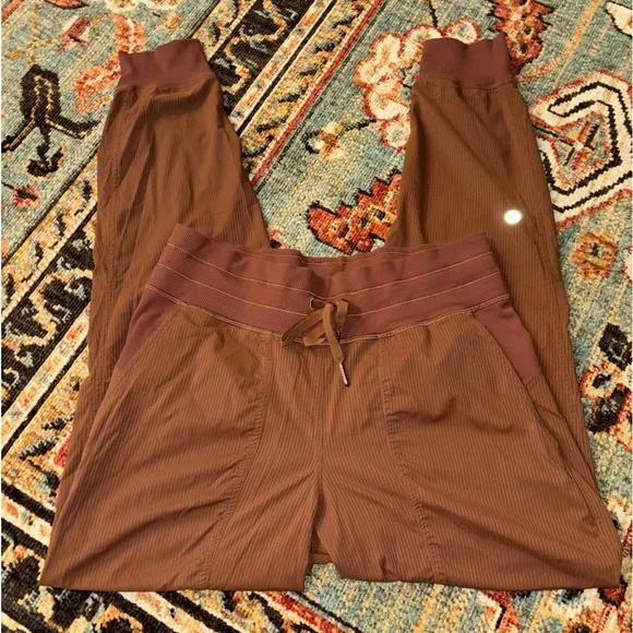 Lululemon Dance Studio Mid-Ride Jogger - Size 6 - Picture 3 of 6